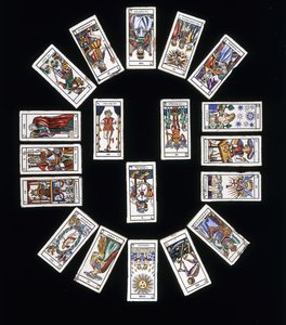 Ein französisches Steinzeugfliesenpaneel, dekoriert mit einem Deck von Marseiller Tarotkarten, 20. Jahrhundert