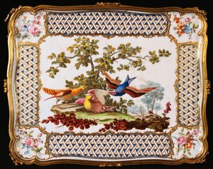 Ein Louis-XV-Sevres-Tablett, dekoriert mit drei exotischen Vögeln in einer Landschaft, bildet die Oberseite eines Kaffeetisches, 1761
