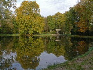 Ansicht des Schlosses: die Gärten mit dem Tempel der Venus von French School