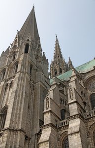 Ansicht des Südturms mit dem Nordturm dahinter von French School