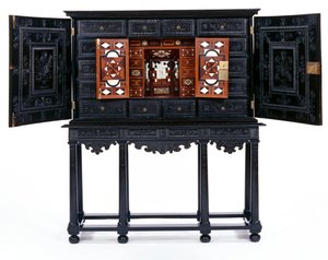 Schrank auf Ständer