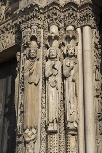 Kathedrale von Chartres, Detail der linken Büste der Bucht rechts vom Königstor, von links nach rechts, ein König, Roland, Ludwig VII.