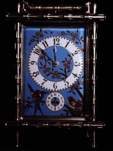 Chinoiserie-Kutschenuhr mit emailliertem Zifferblatt und Seitenpaneelen