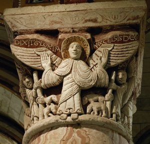 Säulenkapitell darstellend den Erzengel Gabriel