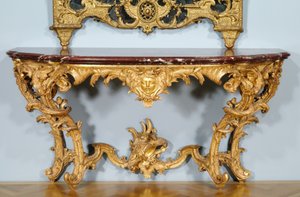 Konsolentisch, entworfen von Jules-Michel Hardouin (1635-1737), hergestellt von Pierre Turpin und Michel II Lange, ca. 1725 (geschnitztes vergoldetes Holz, Marmorplatte (Griotte de Campan))