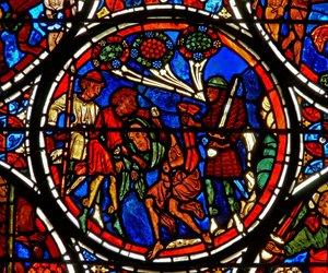 Detail eines Fensters, das das Gleichnis vom barmherzigen Samariter darstellt: die Kleidung des Mannes wird gestohlen (Detail)