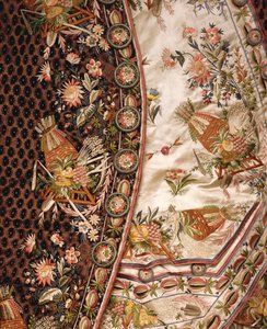 Detail eines prächtigen Anzugs aus braunem Samt, bestehend aus Mantel, Kniebundhose und Weste aus elfenbeinfarbener Seide, ca. 1760 von French School