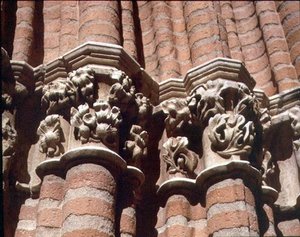 Detail der geschnitzten Kapitelle an der Südvorhalle