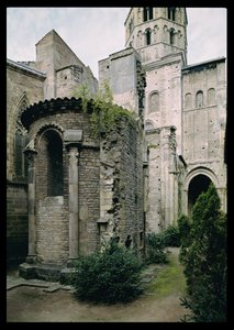Außenansicht der Apsidiole der Abteikirche, 1088-1130 von French School