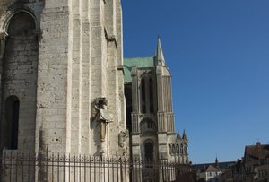 Außenansicht der Kathedrale von Chartres mit dem Engel auf der Uhr von French School