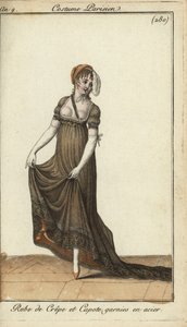 Modische Frau im kreppkleid mit sichtbaren Brustwarzen von French School