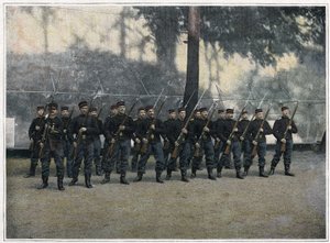 Feuerwehrleute von Paris. Soldatenschule. Bei der Ankunft im Regiment erhalten junge Soldaten, die sich freiwillig melden oder eingezogen werden, eine militärische Infanterieausbildung