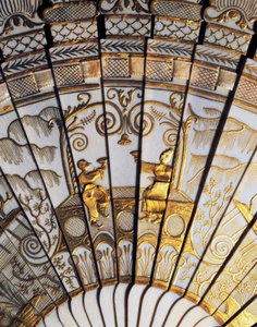 Fächer mit Chinoiserie in Elfenbein, goldenen Pailletten und Seidensatin-Paspelierung von French School