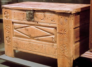 Möbel: geschnitzte Bauerntruhe zur Aufbewahrung von Leinen. 1722. Nationalmuseum für Volkskunst und Traditionen, Paris