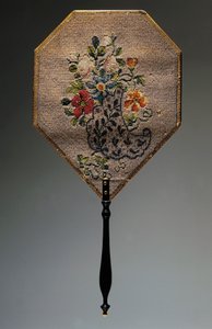Handfächer, mit Satin bezogene Karte mit perlenbesticktem Blumenmotiv, Holzgriff, Länge 41,9 cm von French School