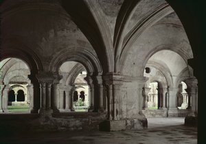 Innenansicht des Kreuzgangs vom Kapitelsaal aus