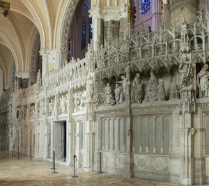 Innenansicht der Kathedrale von Chartres mit einem Detail des Chors