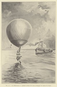 Der Mittelmeer Nr. 1 schwebt über dem Meer, begleitet vom Kreuzer Du Chayla von French School