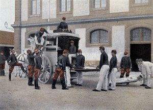 Verladen der Verwundeten in einen Krankenwagen - in „Militäralbum“ - Mannschaftszug
