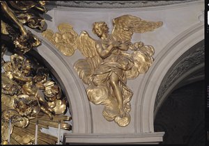 Engel im Louis XIV-Stil, vom Bogen rechts des Hochaltars in der Kapelle (vergoldete Bronze) von French School