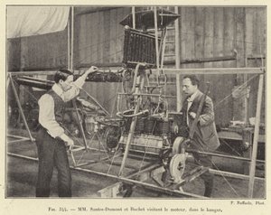 MM Santos-Dumont und Buchet besichtigen den Motor im Hangar