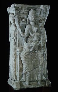 Madonna mit Kind, Relief von einem rechteckigen Pfeiler