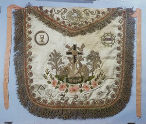 Freimaurerschurz mit verschiedenen Symbolen