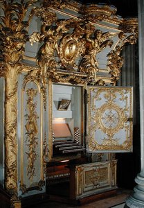 Orgel mit offener Tür, in der Kapelle
