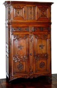Picardy-Kleiderschrank mit Freimaurerdekoration, ca. 1740 von French School