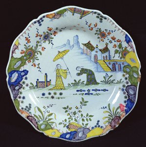 Teller, dekoriert im Chinoiserie-Stil, hergestellt in Rouen von French School