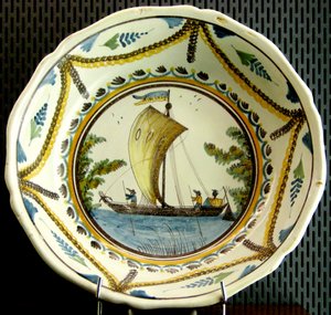 Teller mit Darstellung eines Segelbootes auf der Loire, Nevers von French School