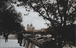 Postkarte, die Bouquinisten entlang des Quai de la Tournelle, Paris, ca. 1930-40 darstellt von French School