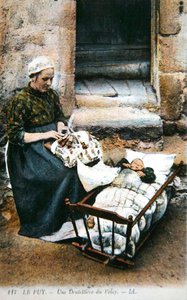 Postkarte, die eine Spitzenklöpplerin aus der Region Velay zeigt, frühes 20. Jahrhundert von French School