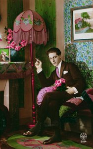 Postkarte, die einen eleganten jungen Mann darstellt, ca. 1930