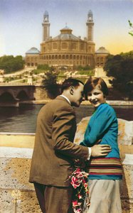 Postkarte mit Liebespaaren in Paris an der Seine, um 1930