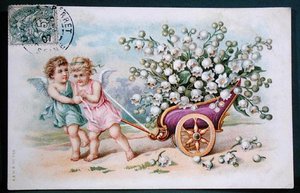 Postkarten, die Cherubs zeigen, die einen mit Maiglöckchen beladenen Wagen ziehen