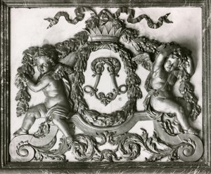 Putti flankieren das Initial L an der Tür des Salon des Gardes de la Reine von French School