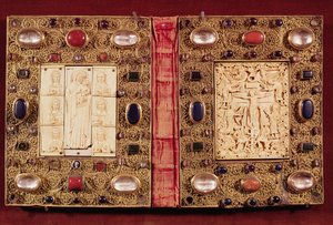 Reliquienplakette, die die Jungfrau und das Kind mit Heiligen und die Kreuzigung darstellt (Gold, Elfenbein & Edelsteine)