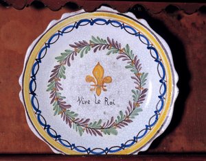 Revolutionäre Platte mit monarchistischem Motiv (Lilie) und der Inschrift „Es lebe der König“ von French School