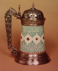 Rudolfi-Krug mit Elfenbeinkörper, eingelegt mit Türkisen, montiert in Silber und besetzt mit Rubinen, Paris, um 1855