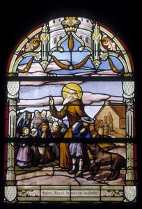 Der heilige Hervé segnet die Gläubigen - Buntglasfenster der St. Germain Kirche in Kerlaz
