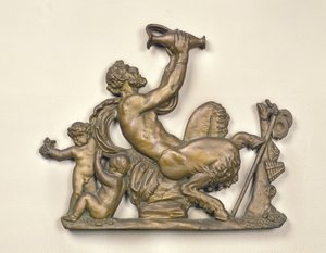 Schild eines Weinhändlers mit einem trinkenden Faun (Holz)
