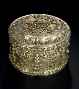 Silbervergoldete runde Dose mit Deckel aus dem Lennoxlove-Toilettenset, im Besitz von Frances Teresa Stewart, Herzogin von Richmond und Lennox: Französisch, Paris, geprüft zwischen April und September 1672 von French School