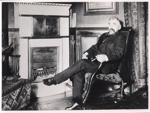 Stéphane Mallarmé (1842-98) sitzt am Kamin in seinem Haus in der Rue de Rome, Paris von French School