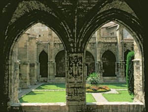 Der Kreuzganggarten, gesehen von einer der Galerien, 1272-1340 von French School