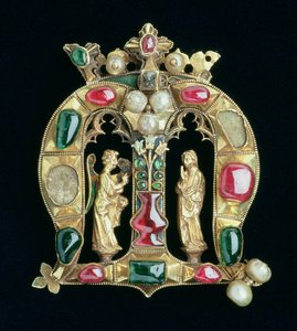 Das Hylle-Juwel, in Form eines gekrönten lombardischen Initials M mit Verkündigungsfiguren, spätes 14. Jahrhundert