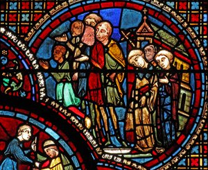 Das St. Lubin Fenster: Eine Prozession verlässt eine Kirche