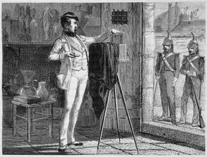 Das Labor von Niepce de Saint-Victor im Polizeiraum der Kaserne der städtischen Wache im Faubourg Saint-Martin, 1848 - in „Die Wunder der Wissenschaft“ von Louis Figuier