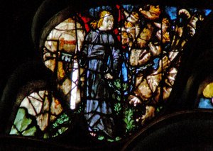 Das Westrosenfenster zeigt eine Szene aus dem Buch der Offenbarung: Engel mit dem Schlüssel des Abgrunds bindet den Drachen Satan für tausend Jahre (20:1).