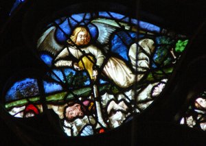 Das Westrosenfenster zeigt eine Szene aus dem Buch der Offenbarung: Dritte Schale wird auf die Flüsse und Quellen gegossen (16:4-6).